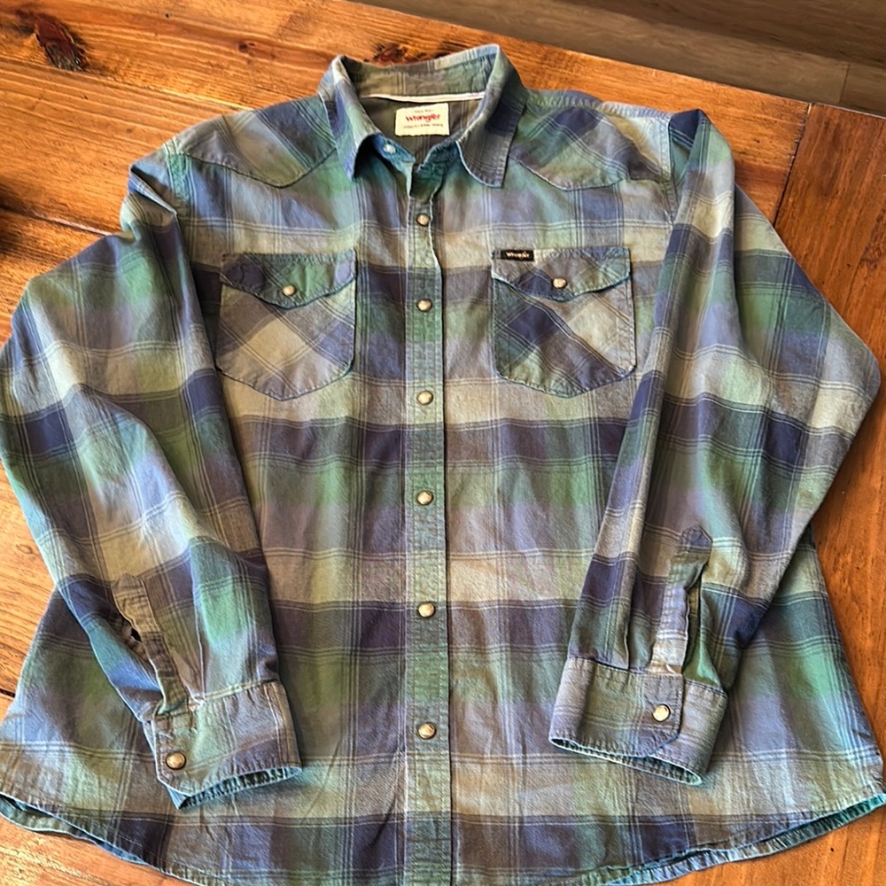 Wrangler Men’s Blue and Green Plaid Shirt